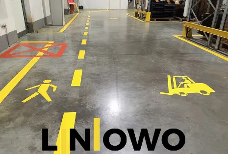 Co oznaczają kolory linii na magazynie i parkingu? Przewodnik po oznakowaniu poziomym