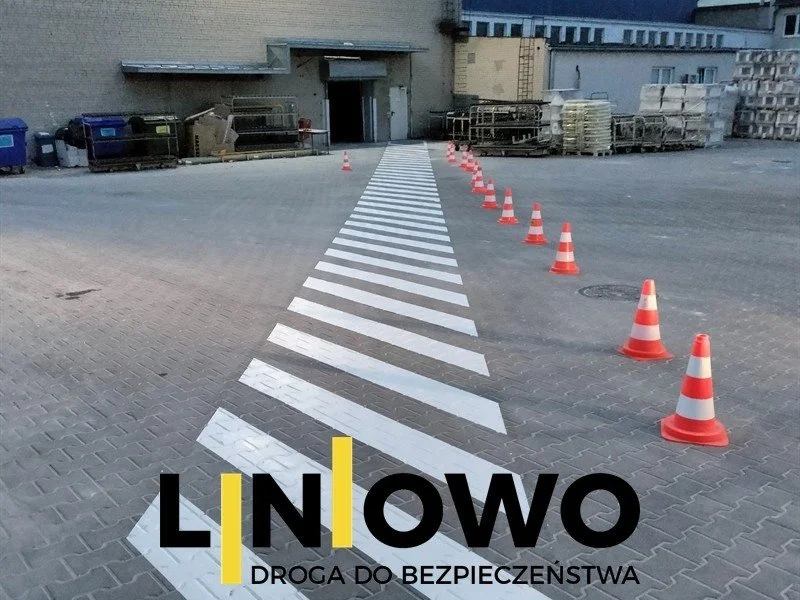 Nowo malowane przejście dla pieszych na terenie zakładu wydzielone pachołkami