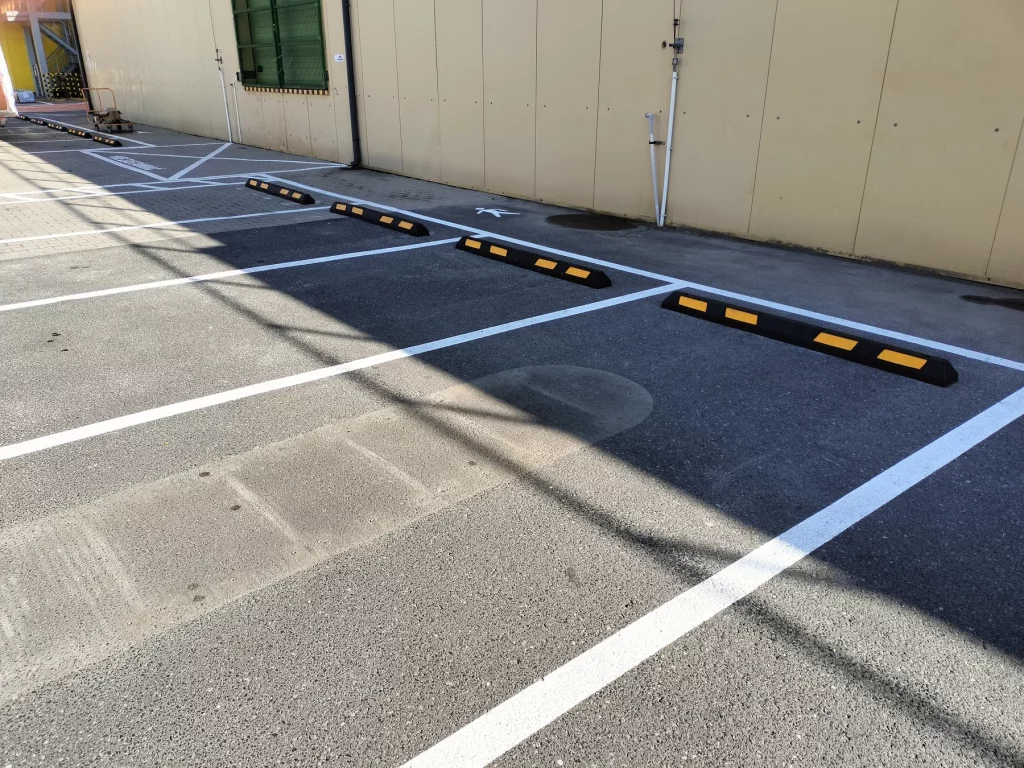 Place manewrowe i miejsca parkingowe z separatorami na asfaltowym terenie zakładu