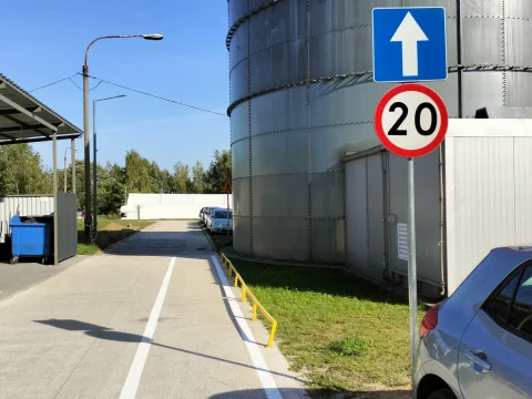 Znaki pionowe i oznakowanie poziome drogi na terenie zakładu