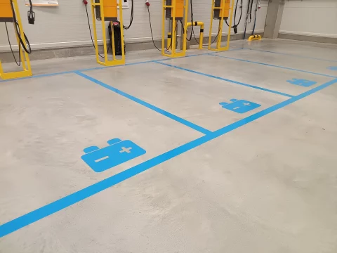 Stanowiska ładowania wózków elektrycznych oznaczone na niebiesko
